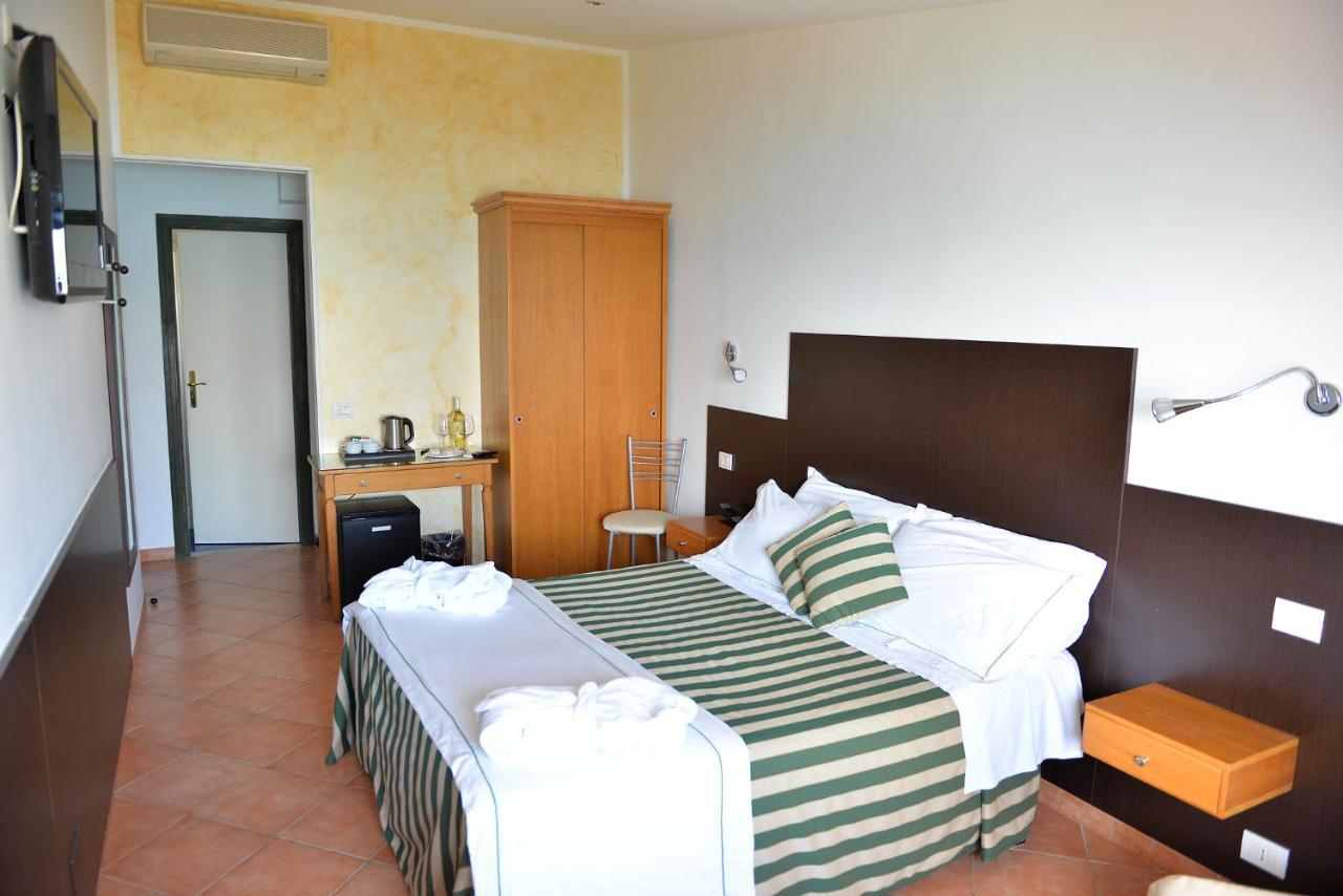 Hotel "La Pensione Svizzera" Taormina Exterior photo