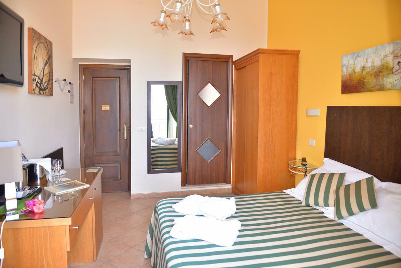 Hotel "La Pensione Svizzera" Taormina Exterior photo